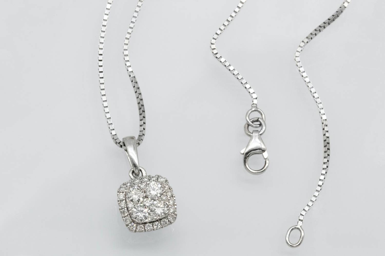 Collier en or blanc diamant